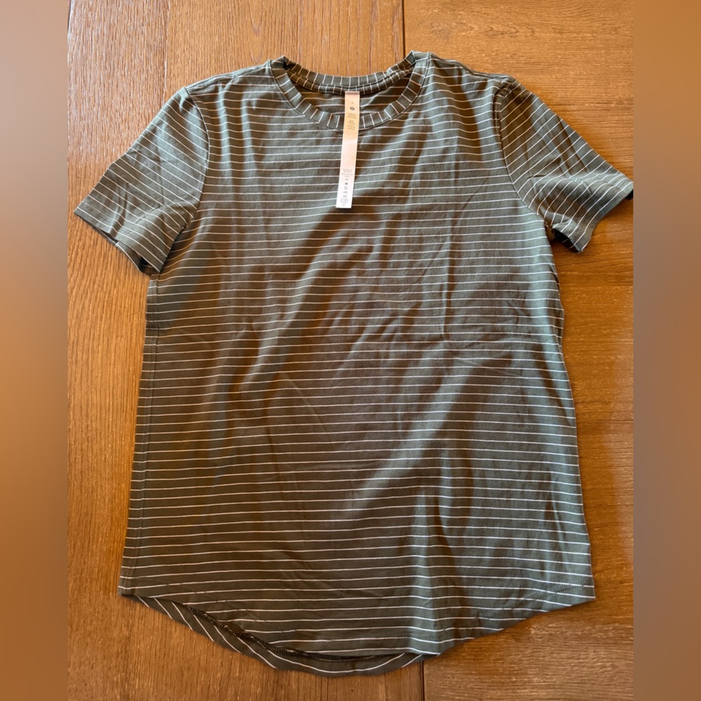 Lululemon tshirt NWOT - Picture 7 of 9